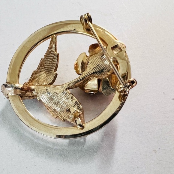 𝅺VINTAGE 70s Goldtone Faux pearl flower brooch - Picture 3 of 3